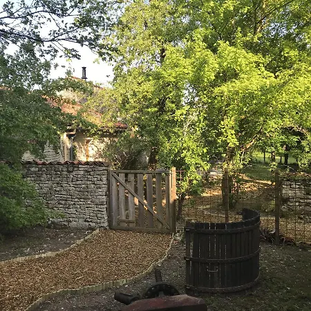 Quaint House With Garden In Ranville-breuilaud 別荘