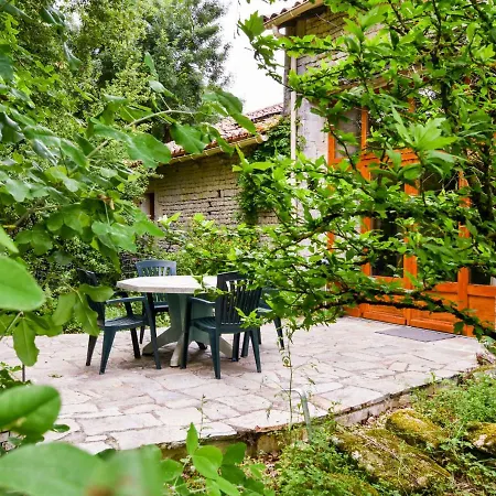 Quaint House With Garden In Ranville-breuilaud 別荘